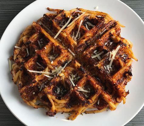 Parmesan Spaghetti Bolognese Waffles: Create a whole new delicious dinner treat from your leftover spaghetti by waffling it! The added Parmesan cheese crusts up to make a crunchy outer coating that makes this spaghetti waffle to die for. Leftover Spaghetti, Parmesan Spaghetti, Waffle Maker Recipes, Parmesan Recipe, Parmesan Recipes, Whats For Lunch, Spaghetti Bolognese, Spaghetti Pasta, Waffle Iron