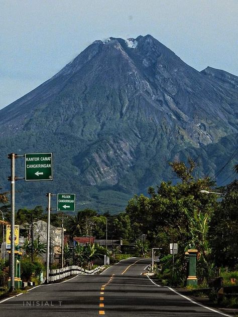 Penampakan Gunung Merapi dari Bronggang, Argomulyo, Cangkringan, Sleman. Gunung Rinjani Aesthetic, Mount Merapi, Travel Photography Nature, R34 Skyline, Mountain Aesthetic, Silhouette Photography, Sunset Wallpaper, Beautiful Places Nature, Alam Yang Indah