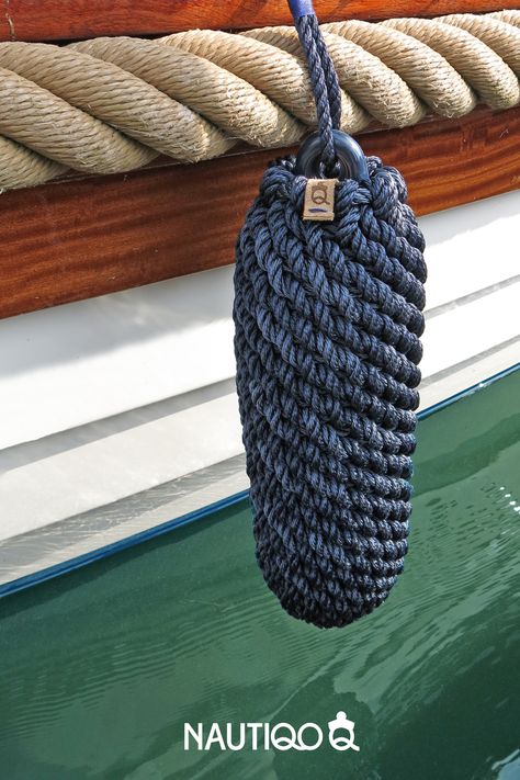 rope-fender-navy-on-sloep Boat Colors Ideas, Boat Rudder, Sailing Rope, Rope Craft Ideas, Boat Interior Design, Nautical Accessories, Boat Storage, Colored Rope, Boat Decor