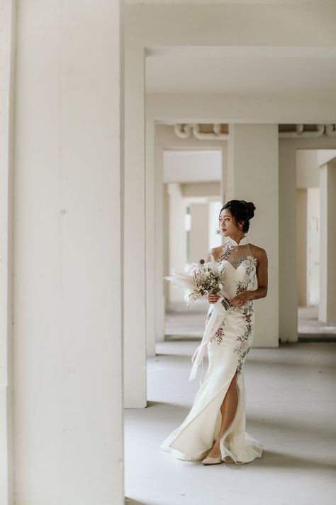 Qipao Inspired Wedding Dress, Western Chinese Wedding, Wedding Cheongsam Modern, Chinese Wedding Bridesmaids, White Cheongsam Wedding Dress, Qi Pao Wedding Dress, Asian Inspired Wedding Dress, White Chinese Wedding Dress, Chinese Inspired Wedding Dress