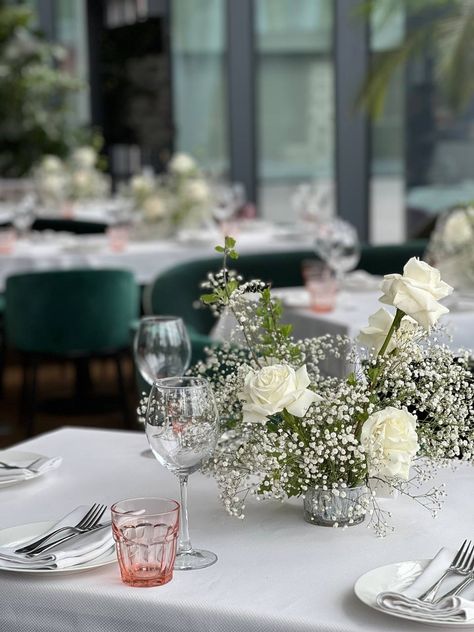 Wonder Forest, Wedding Centrepieces, Baby's Breath, Table Centerpieces, White Roses, Wedding Centerpieces, White Wedding, Wedding Ceremony, Wedding Decorations