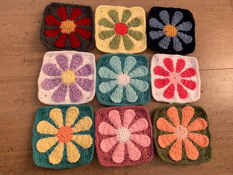 Retro Daisy Granny Square Blanket, Retro Daisy Granny Square, Daisy Granny Square Blanket, Daisy Granny Square, Plush Craft, Plaid Crochet, Retro Daisy, Granny Square Bag, Crochet Inspo