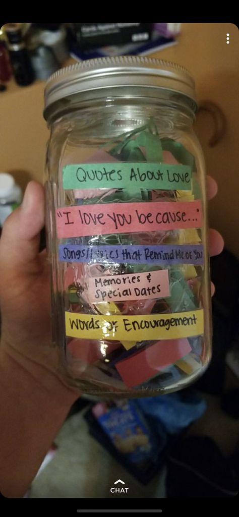 365 Day Jar • Super easy boyfriend gift! Mason jar + 5 colors of construction paper! My categories are “Quotes about Love,” “I Love You Because,” “Songs/Lyrics that Remind Me of You,” “Memories & Special Dates,” and “Words of Encouragement.” #boyfriendgifts #boyfriendgiftsideas #365dayjar #easyboyfriendgifts #easyboyfriendgiftideas #masonjarcrafts #anniversarygifts #homemadegifts Simple Boyfriend Gifts, 365 Jar, Handmade Gifts For Boyfriend, Love Jar, Gift Jar, Presents For Boyfriend, Quotes About Love, Boyfriend Diy