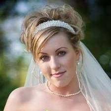 love it Short Hair For Brides, Veil For Short Hair, Nail Ideas For Wedding, Bob Layers, Wedding Short Hair, Easy Side Braid, Hair For Brides, Hair And Veil, Wedding Hair Updos