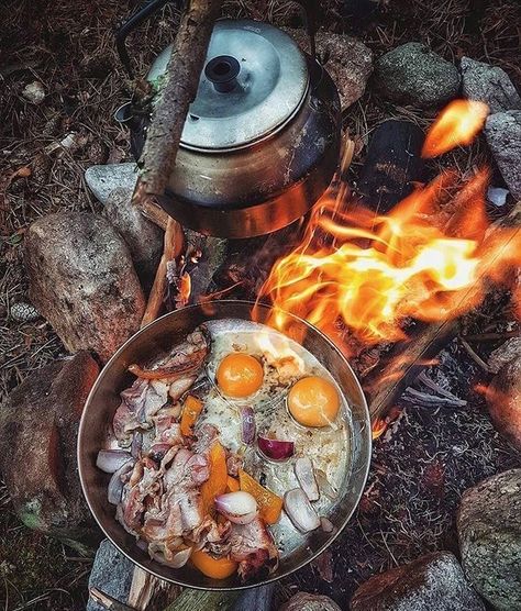 Outdoor Survival Gear, Camping Photography, Camping Aesthetic, Bushcraft Camping, Campfire Food, Outdoor Eating, Fire Cooking, Campfire Cooking, Open Fire