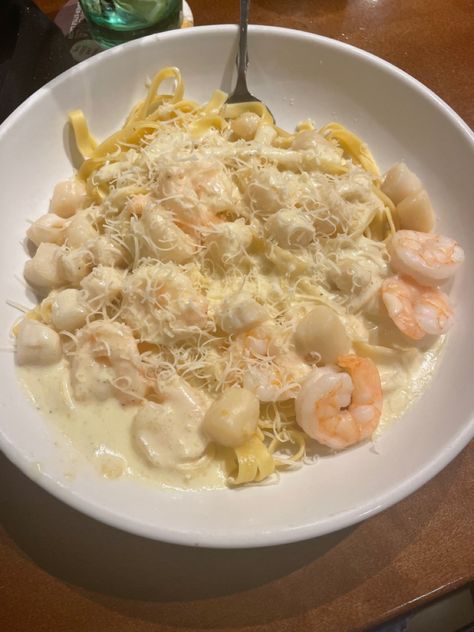 Seafood alfredo from olive garden Olive Garden Seafood Alfredo, Olive Garden Shrimp Alfredo, Olive Garden Alfredo, Seafood Alfredo, Olive Garden Recipes, Big Appetite, Dream Food, Food Babe, Fancy Food