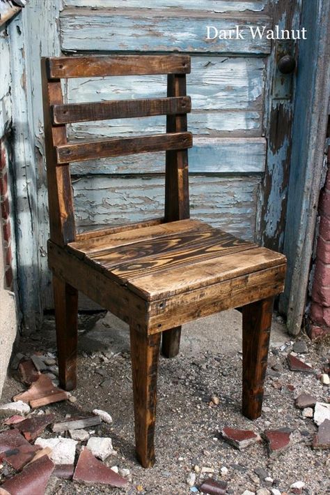 DIY Chairs Out of old Pallets | Pallet Furniture Plans Pallet Furniture Plans, Pallet Chair, Wooden Pallet Furniture, Recycled Pallets, Pallet Crafts, Old Pallets, Diy Holz, Wood Pallet Projects, Chaise Design