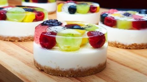 No-Bake Mini Fruit Cheesecake Recipe | DIY Joy Projects and Crafts Ideas Boone Bake Recipes, Jelly Cheesecake, Fruit Cheesecake, Dessert Cups Recipes, Jelly Desserts, Gelatin Recipes, Mini Cheesecake Recipes, Falafels, Baked Fruit