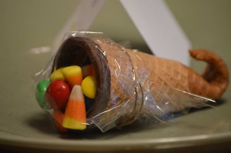 Making a Thanksgiving Cornucopia out of an ice cream cone and some candy. Easy Thanksgiving Dessert Recipes, Thanksgiving Desserts Kids, Thanksgiving Cornucopia, Thanksgiving Books, Thanksgiving Desserts Easy, Kid Snacks, Sugar Cones, Turkey Time, Thanksgiving Preschool