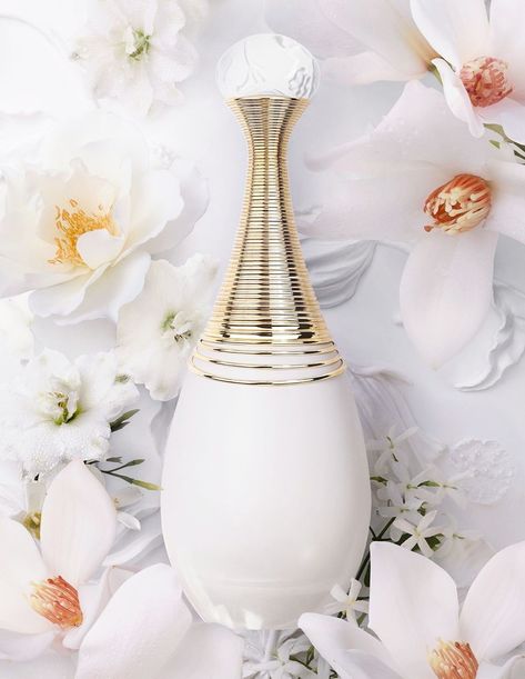 Perfume Dior, Dior Jadore, White Flower Bouquet, Dior Lipstick, Dior Perfume, Perfume Reviews, Womens Wedding Dresses, Dior Beauty, Luxury Perfume