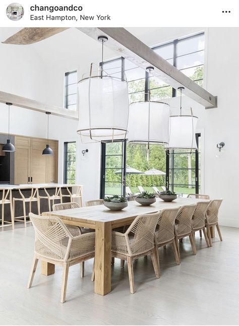 Beach House Getaway, Kitchen Dining Room Combo, Hamptons Beach House, Hamptons Beach, Interior Design Minimalist, Transitional Dining, Beachy Room, Lake Houses, Dining Room Combo