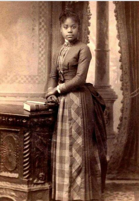 A young black woman in the early 1800s Bob Bangs, Idda Van Munster, Hairstyles Bob, 1880s Fashion, Hairstyles Pictures, Wilde Westen, By Any Means Necessary, Vintage Black Glamour, Women's Hairstyles