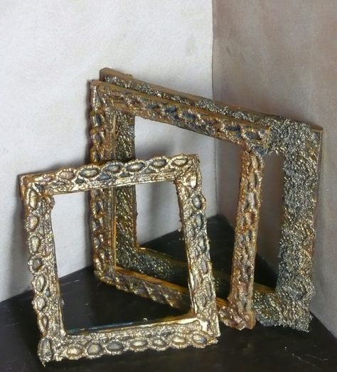 how to: picture frames from craft sticks and lace Accessoires Barbie, Dollhouse Tutorials, Dollhouse Miniature Tutorials, Craft Sticks, Antique Frame, Dollhouse Projects, Victorian Dollhouse, Dollhouse Miniatures Diy, Miniature Projects