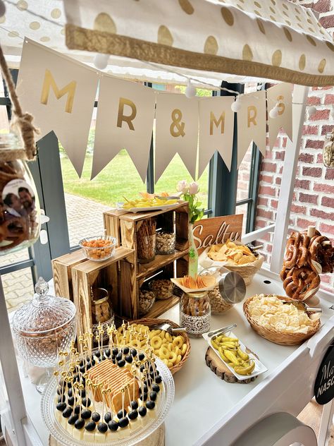 Salty Bar Sweet And Salty Snack Bar Wedding, Sweet And Salty Bar Wedding, Salty Bar Wedding, Snack Bar Wedding, Mini Snack Bar, Wedding Snack Bar, Salty Bar, Hello Party, Wedding Snacks