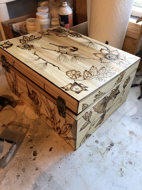 Wood Burning Jewelry Box Design, Wood Burning Patterns Stencil, Wood Burning Stencils, Jewelry Box Design, Woodburning Projects, Pyrography Art, Jewelry Box Diy, Picture Frame Designs, Wood Burning Crafts