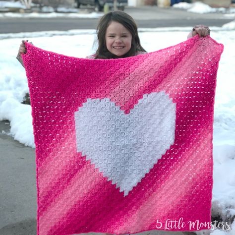 5 Little Monsters: Ombre Heart Corner to Corner Blanket Heart Blanket Crochet Pattern, Corner To Corner Blanket, Corner To Corner Crochet Blanket, Heart Blanket Pattern, Crochet Bedsheets, Crochet Hexagon Blanket, Valentine Crochet, Crochet Heart Blanket, Crochet C2c Pattern