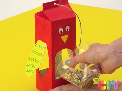 Easy Diy Bird Feeder, Bird Feeder Crafts, Bird Feeders Diy Kids, Milk Carton Bird Feeder, Milk Carton Crafts, Thrifty Crafts, Bird Feeder Craft, Twine Crafts, April Crafts