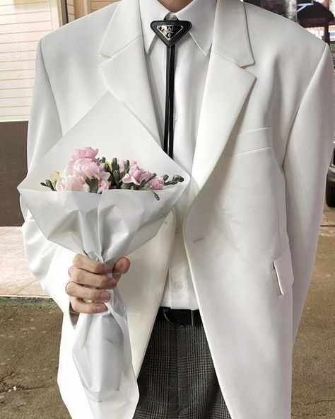 White Blazer Outfit Men, White Prom Suit, White Blazer Men, Men Formal Outfit, White Blazer Outfits, Korean Suit, Wedding Outfit For Boys, White Wedding Suit, Formal Attire For Men