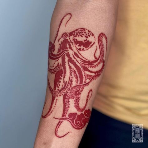 Red Octopus Tattoo, Tentacle Tattoo, Red Tattoo Ideas, Petit Tattoo, Octopus Tattoos, Funky Tattoos, Red Octopus, Red Tattoo, 4 Tattoo