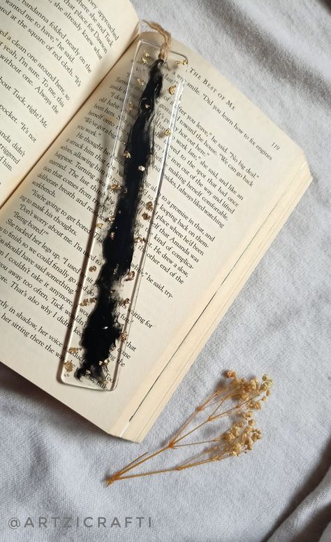 Black Resin Bookmark, Resin Bookmarks Ideas, Resin Stationary, Resin Bookmark Ideas, Creation Crafts, Cute Bookmarks, Diy Bookmarks, Resin Artwork, Diy Resin Art