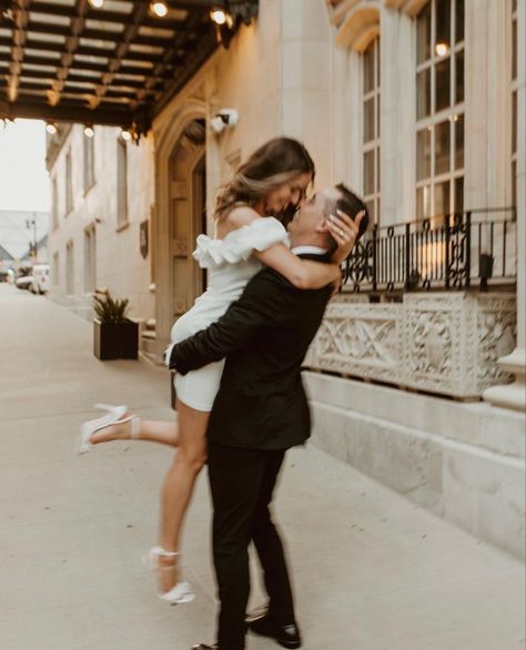 Chicago Engagement Pictures, City Engagement Pictures, Classic Engagement Photos, Formal Engagement Photos, Classy Engagement Photos, Vintage Engagement Photos, Courthouse Wedding Photos, Chicago Engagement Photos, Engagement Picture Outfits