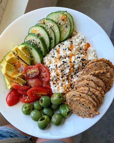 good culture on Instagram: "Stay out of the chip bag and into the veggies and protein ✨Try a Savory Cottage Cheese Plate for satisfying crunch and high-protein punch to energize your lunch. 📷: @dan.iellegrant #cottagecheese #goodculture #ridiculouslygood #organic #realfood #simpleingredients #savorycottagecheese #snacktime #nutrition #healthyliving #cleaneating #hungry #cottagecheeserecipes" Savory Cottage Cheese, Lite Snacks, Protein Lunch, Cottage Cheese Recipes, Health Dinner, Healthy Food Motivation, Lunch Meal Prep, Cheese Plate, Snacks Recipes