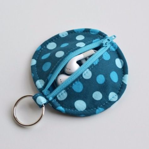 Easy Sewing Projects to Sell - Circle Zip Earbud Pouch Tutorial - DIY Sewing Ideas for Your Craft Business. Make Money with these Simple Gift Ideas, Free Patterns, Products from Fabric Scraps, Cute Kids Tutorials http://diyjoy.com/sewing-crafts-to-make-and-sell Syprosjekter For Nybegynnere, Diy Bibs, Sewing Pouch, Earbud Pouch, Diy Pouch Tutorial, Diy Sy, Trendy Sewing Projects, Purl Bee, Trendy Sewing Patterns