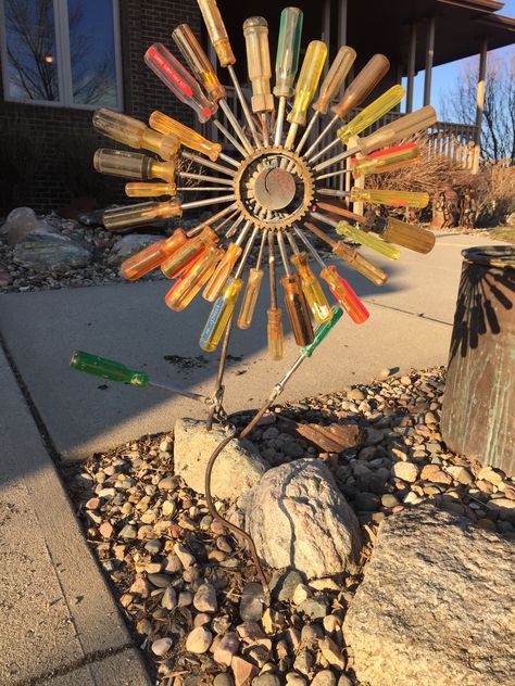 Old screwdrivers found new life as a flower Junk Metal Art, Recycled Metal Art, Welding Art Projects, Metal Yard Art, Metal Garden Art, Garden Art Crafts, Junk Art, Ideas Garden, Garden Art Diy