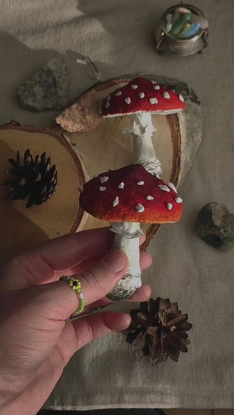 Mushroom Crafts, Easy Diy Room Decor, Fairy Crafts, Paper Mache Crafts, Pinterest Diy Crafts, Pinterest Diy, Diy Crafts To Do, Fun Easy Crafts, Deco Floral