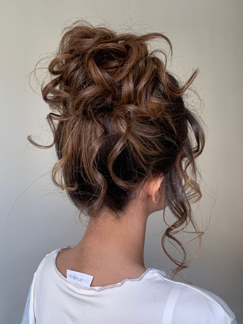 curly hair
curly
wavy
bun
messy hair
messy bun
messy bridal style Hair Up Formal Hairstyles, Formal High Updo, Messy Fancy Bun, Hoco Hair Bun, Curled Up Do, Fancy Buns Hairstyles, Hairstyles Up Do, Fancy Bun Hairstyles, Wavy Hair Updo