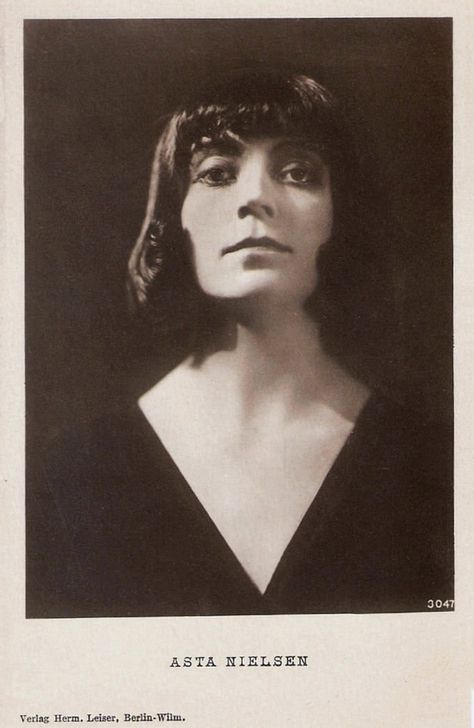 Asta Nielsen Hamlet, Asta Nielsen, Danish Actresses, She's A Lady, German Expressionism, Portrait Photography Women, Foreign Film, Extraordinary Women, Silent Film