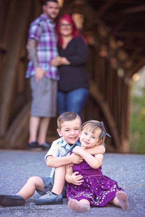 Family Pictures Covered Bridge, Covered Bridge Family Photoshoot, Covered Bridge Family Photos, Family Bridge Photoshoot, Covered Bridge Photoshoot, Bridge Photoshoot, Covered Bridge Photo, Bridge Pictures, Fam Photos