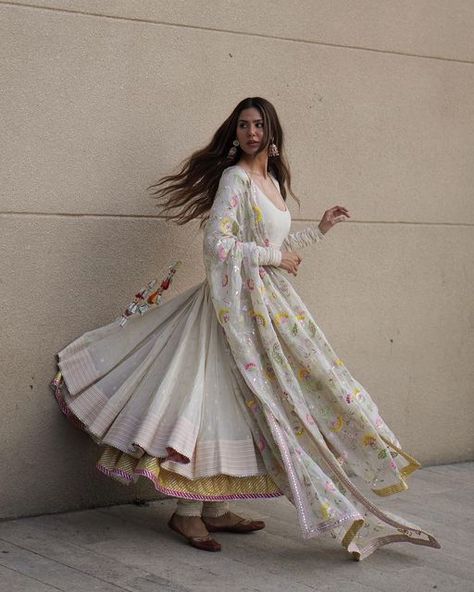 Sonam Bajwa, Indian Bridesmaid Dresses, Trendy Outfits Indian, Indian Outfits Lehenga, Punjabi Fashion, Indian Bride Outfits, Anarkali Dress Pattern, Traditional Indian Dress, Desi Fashion Casual