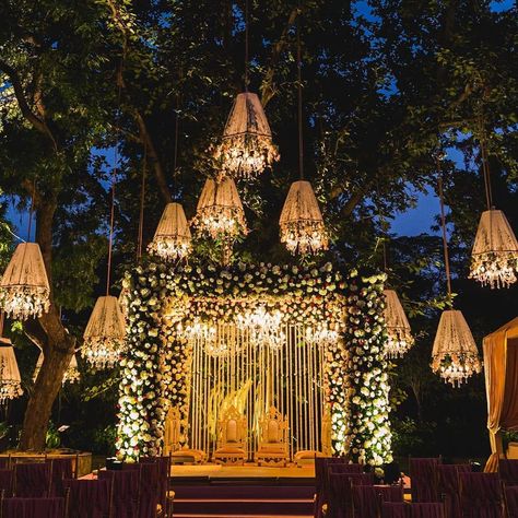 Mandap Design Night, Engagement Venue Decorations Indian, Outdoor Reception Stage Decorations, Qawali Night, Reception Decoration Ideas, Pastel Wedding Decorations, Tree Hanging Decor, Haldi Decoration, Wedding Decorations Ideas