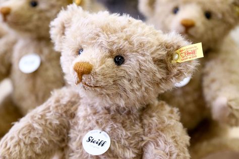 Looking for a great gift or souvenir from Germany? Here are some German gift ideas from shoes to books to toys. National Teddy Bear Day, Teddy Bear Day, German Toys, Steiff Teddy Bear, Bird Houses Diy, Travel Souvenirs, World Traveler, Travel Gifts, Festive Season