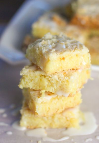 barras de piña Pineapple Bars, Bars With Coconut, Pineapple Recipes, Sweet Bar, Easy To Make Desserts, Cake Bars, Monkey Bread, Dessert Bar, Yummy Sweets