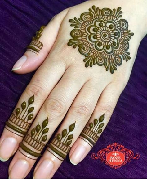 Stairs Tattoo, Gol Tikki Mehndi Design, Tikki Mehndi Design, Tikki Mehndi, Tattoo Old School, Henna Tattoo Designs Hand, Latest Henna Designs, Mehndi Designs For Kids, Very Simple Mehndi Designs