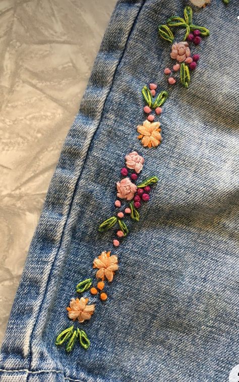 Embroidery Patterns Pants, Embroidery Denim Jeans, Easy Jeans Embroidery, Embroidery On Jeans Ideas, Embroidery On Denim Jeans, Embroidery On Ripped Jeans, Flower Embroidery Jeans Diy, Jean Flower Embroidery, Pants Embroidery Ideas