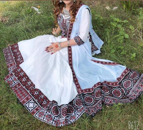 Sindhi Dress, Women Trousers Design, Pakistan Wedding, Balochi Dress, Simple White Dress, Girls Dresses Sewing, Dress For Kids, Culture Day, Salwar Designs