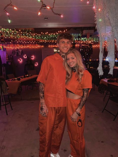 Cute costune ideas for halloween Couples Prisoner Costume, Hot Prisoner Costume, Prison Halloween Costume, Prisoner Halloween Costume, Best Halloween Costumes For Couples, Inmate Costume, Warm Halloween Costumes, Halloween Prisoner Costume, Ideas Disfraz