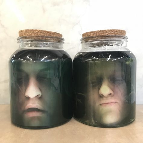 Go super spooky with your Halloween decor using office supplies to make heads in jars. This video originally appeared on Facebook Live on October 31, 2017. Halloween Party Ideas Decorations, Diy Halloween Scary, Easy Face Painting, Head In A Jar, Office Halloween Decorations, Dekorasi Halloween, Halloween Jars, Halloween Office, Easy Halloween Decorations