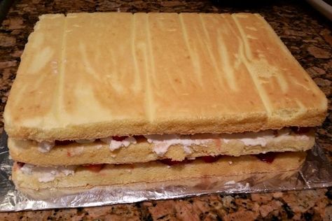 YangYang Cooking: Chiffon Cake with Strawberries and Cream Chiffon Sheet Cake, Cake With Strawberries, Simple Cakes, Strawberry Cake Recipes, Square Pan, Sheet Cake Recipes, Pastry Cream, Strawberry Cakes, Decorated Cakes