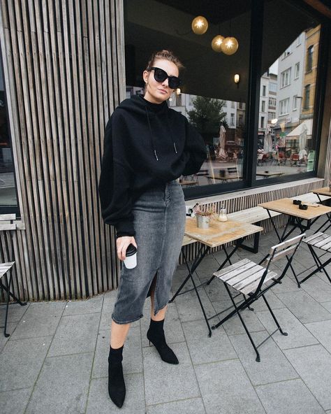 2,179 Likes, 23 Comments - POLIENNE by Paulien Riemis 🌙 (@paulienriemis) on Instagram: “Sleek Sunday, showing off my fave #calvinklein denim skirt and waiting for the sunny weather to…” Dark Feminine Era, Sock Boots Outfit, Denim Midi Skirt Outfit, Feminine Era, Black Denim Midi Skirt, Sleek Outfit, Jean Skirt Outfits, Midi Skirt Outfit, Denim Skirt Outfits