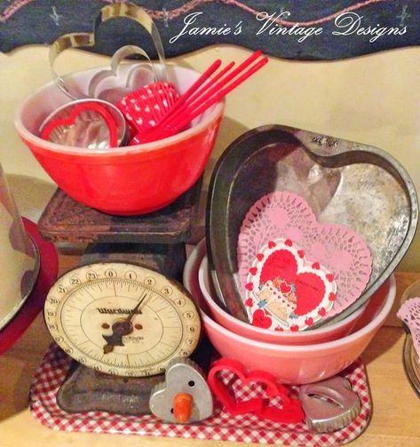 Vintage Valentines Gifts, Antiques Display, Kitchen Design Vintage, Valentine Painting, Valentine Display, Winter Valentines, Heart Kitchen, Vintage Valentine Crafts, Vintage Valentines Decorations