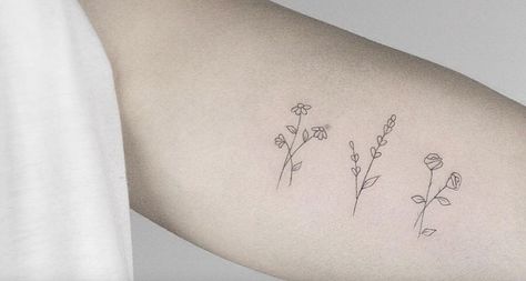 These strangely delicate tiny floral tattoos have the cleanest lines we’ve ever seen Small Flower Tattoos For Women, Wildflowers Tattoo, Delicate Flower Tattoo, Tattoo Trend, Floral Tattoos, Shape Tattoo, Small Flower Tattoos, Tattoos Geometric, Tattoo Feminina