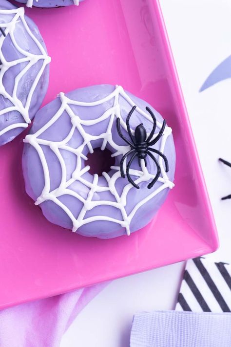 Halloween Munchies, Chocolate Spider Web, Spider Donuts, Goth Valentines, Chocolate Spiders, Spiderman Girl, Spider Cake, Dessert Halloween, Halloween Donuts