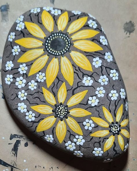 Pin by jackie healey on Piedras in 2022 | Rock painting flowers, Diy rock art, Rock painting designs Rock Painting Flowers, Garden Rock Art, Rock Flowers, Mandala Painted Rocks, Diy Rock Art, Stone Art Painting, Barn Painting, Painted Rocks Kids, Painted Rocks Craft