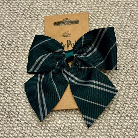 Harry Potter Slytherin Hair Bow (Nwt). Brand New In Pristine Condition. No Flaws Or Odor. This Hair Bow Has Never Been Used. Still In Original Packaging. Green Color. Approximately 4.25 X 4.25 Inches. Slytherin School Supplies, Slytherin Gifts, Slytherin Wardrobe, Hogwarts Wand, Slytherin Merch, Slytherin Style, Cute Slytherin Outfits, Slytherin Accessories, Slytherin Uniform