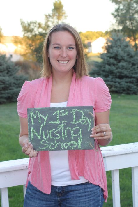 First day of nursing school! Cute definitely want a picture like this!! First Day Of Nursing School Pictures, First Day Of Nursing School, Nursing School Pictures, Nurse Ideas, Nursing Student, Student Motivation, School Pictures, School Photos, Nurse Life