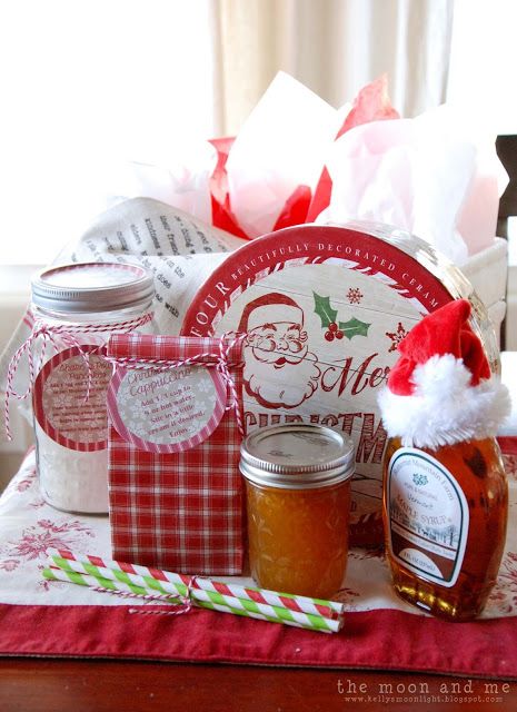 Diy Breakfast Basket Gift Ideas, Christmas Breakfast Basket Ideas, Christmas Breakfast Gift Basket Ideas, Breakfast Gift Ideas, Christmas Morning Breakfast Gift Basket, Pancake Christmas Gift, Christmas Morning Gift Basket, Christmas Breakfast Basket, Christmas Breakfast Gift Basket